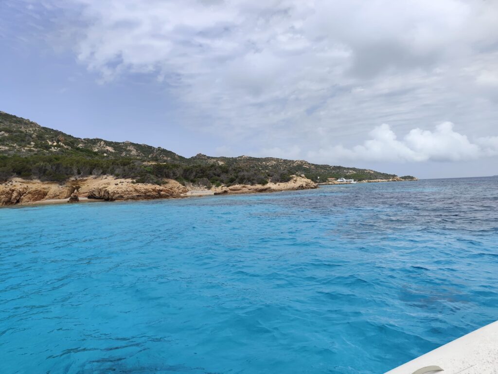 Esplorare l'Arcipelago di La Maddalena in gommone: Un itinerario da sogno