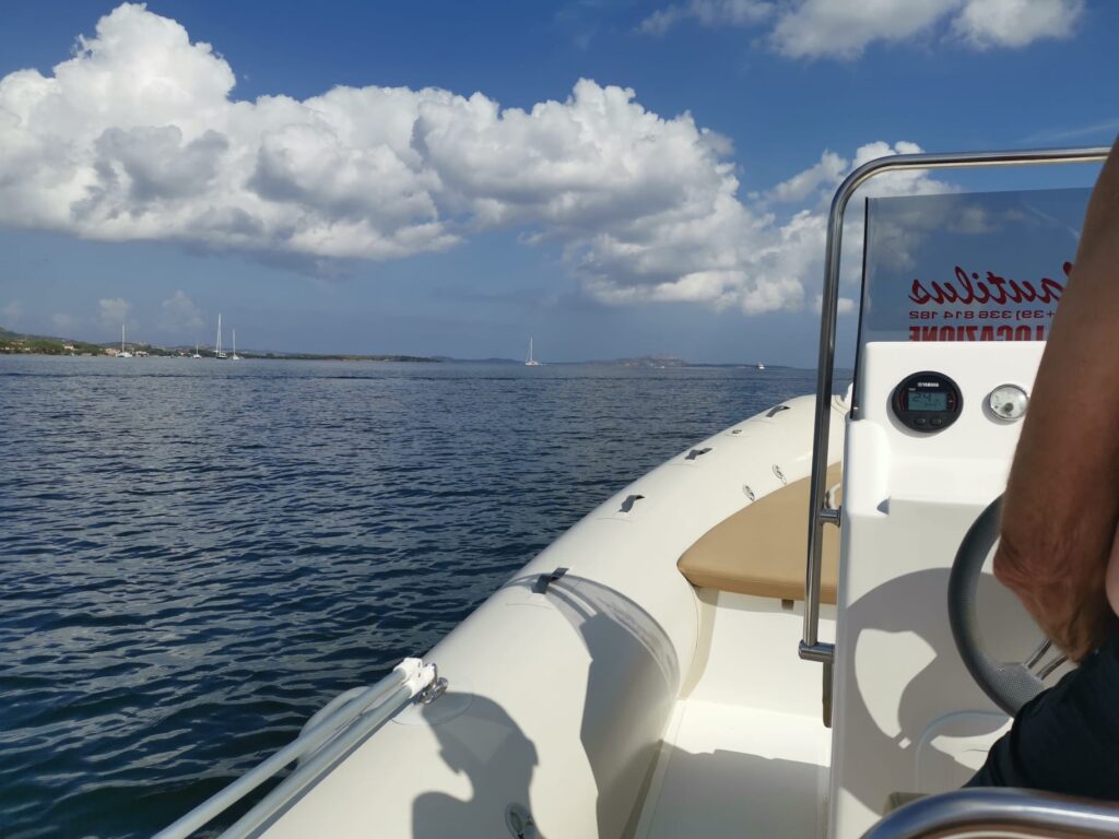 La magia della Costa Smeralda via mare: Affitta un gommone